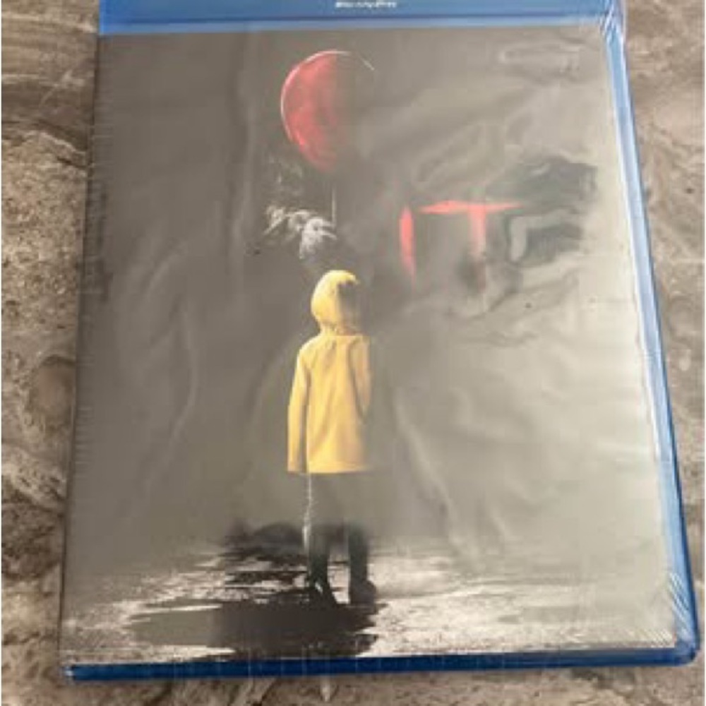 IT‎ Blu-ray with Yellow Raincoat Cover
